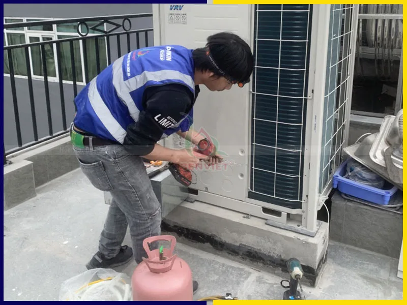 Thợ đang lắp đặt dàn nóng