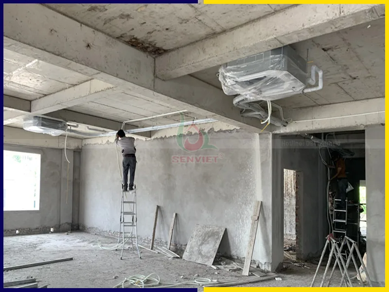 Thợ đang thi công đường ống 