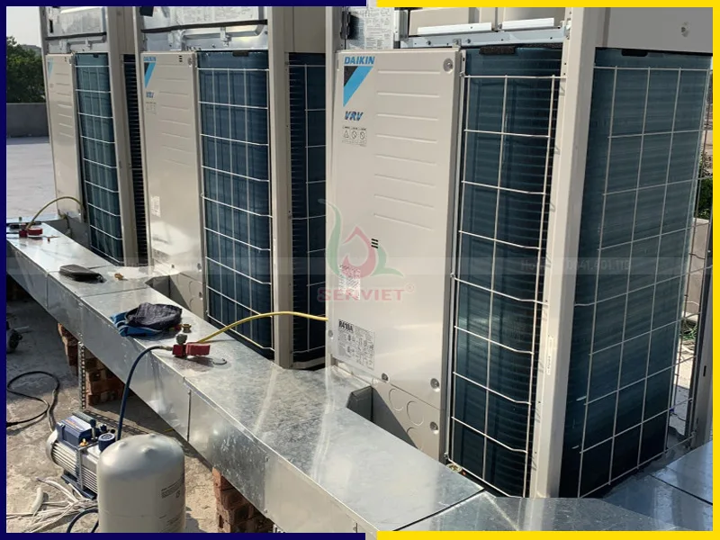 Tổ hợp 3 dàn nóng điều hòa trung tâm VRV Daikin được lắp đặt cho tòa nhà văn phòng Ngũ Long