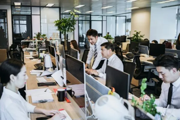 nhiều nhân viên, thiết bị