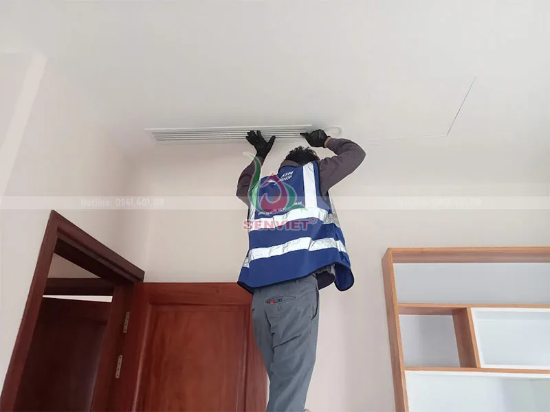 Kỹ thuật viên đang lắp đặt dàn lạnh âm trần Kỹ thuật viên đang lắp đặt dàn lạnh âm trần