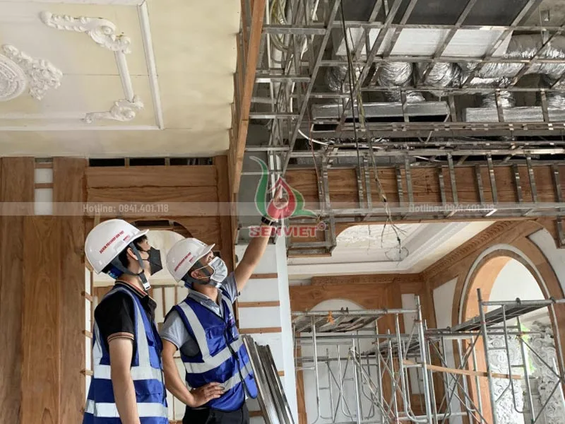 Kỹ thuật viên đang xác định vị trí đi dây điện, đảm bảo tình thẩm mỹ cho công trình