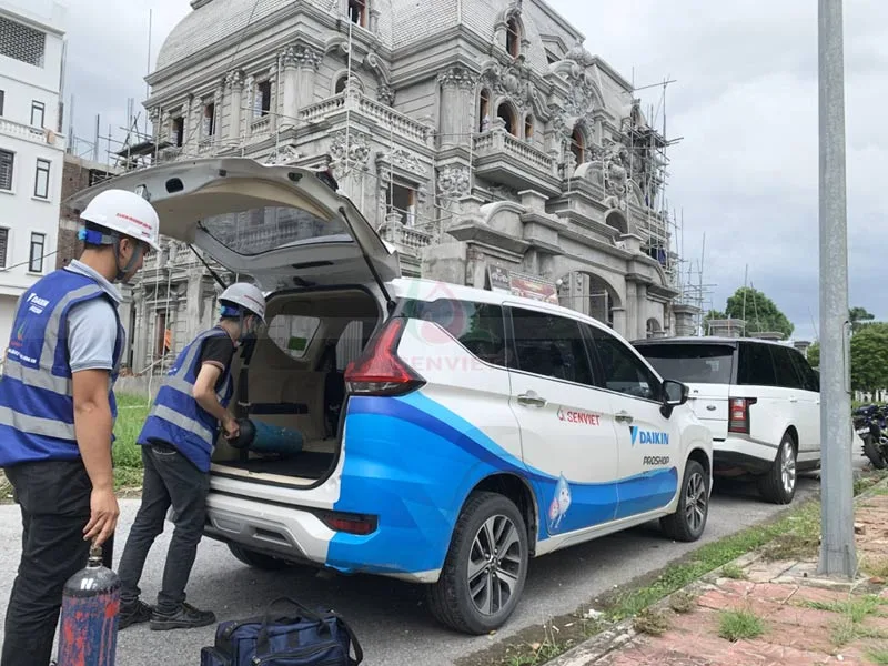 Đội ngũ thợ thi công đang vận chuyển nguyên vật liệu chuẩn bị cho công tác lắp đặt hệ thống điều hòa