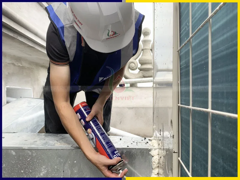 Thợ thi công đang bơm foam lên các đường ống dẫn gas hoặc xung quanh các bộ phận của hệ thống điều hòa giúp giảm thất thoát nhiệt, tăng hiệu suất làm lạnh và kéo dài tuổi thọ thiết bị.