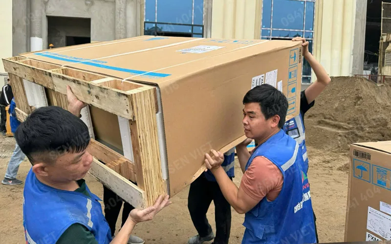 Đội ngũ kỹ thuật Sen Việt đang vận chuyển thiết bị vào công trình